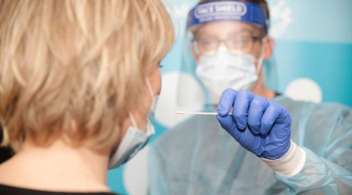 Poder tester borger for Coronavirus med podepind