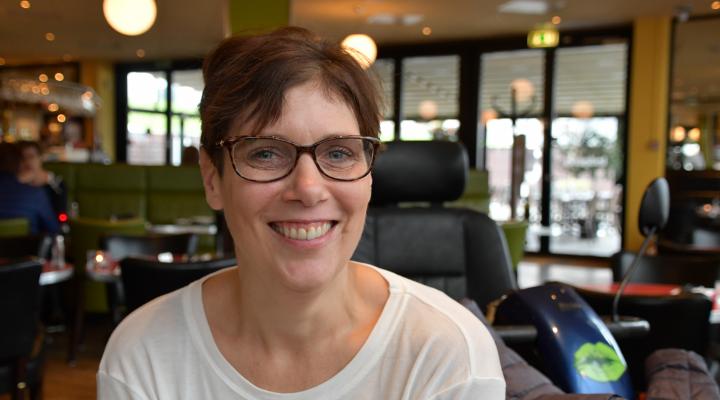 På billedet ses Puk Schmidt, formand for Scleroseforeningens lokalafdeling i Ringsted. Vi har interviewet Puk om, hvordan det er at være frivillig i en forening i Ringsted. 