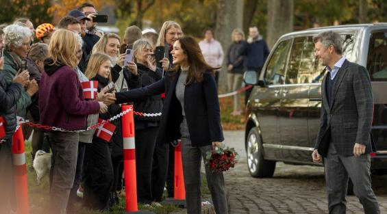 Kronprinsparret hilser på publikum ved ankomsten til Skt. Bendts Kirke