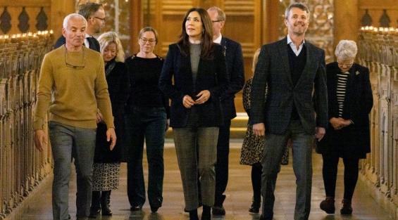 Kronprinsparret bliver vist rundt i Skt. Bendts Kirke