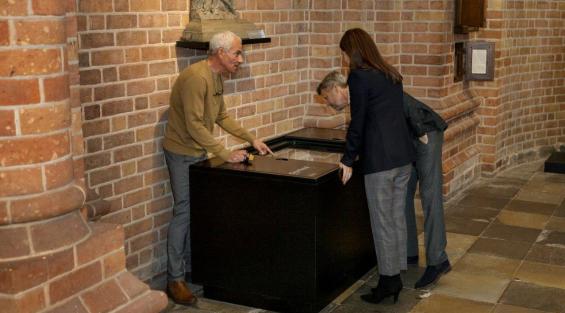 Kronsprinsparret fik en rundvisning i den historiske kirke