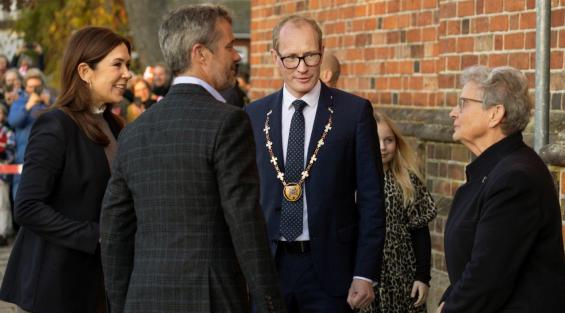 Borgmester Henrik Hvidesten og Else Erikstrup, formand for menighedsrådet, hilser på Kronprinsparret